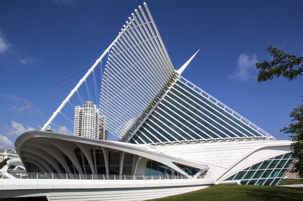 MILWAUKEE, WISCONSIN,USA-SEPTEMBER 25:The Milwaukee Art museum welcomes visitors on September 25, 2013. The &quot;wings&quot; of this unique building fold and unfold twice daily.