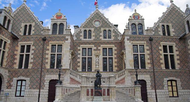 Groslot, sixteenth century building with Joan of Arc statue; 